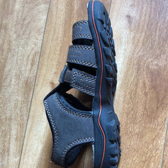 NWOT brown unisex toddler sandals. - Picture 2 of 6